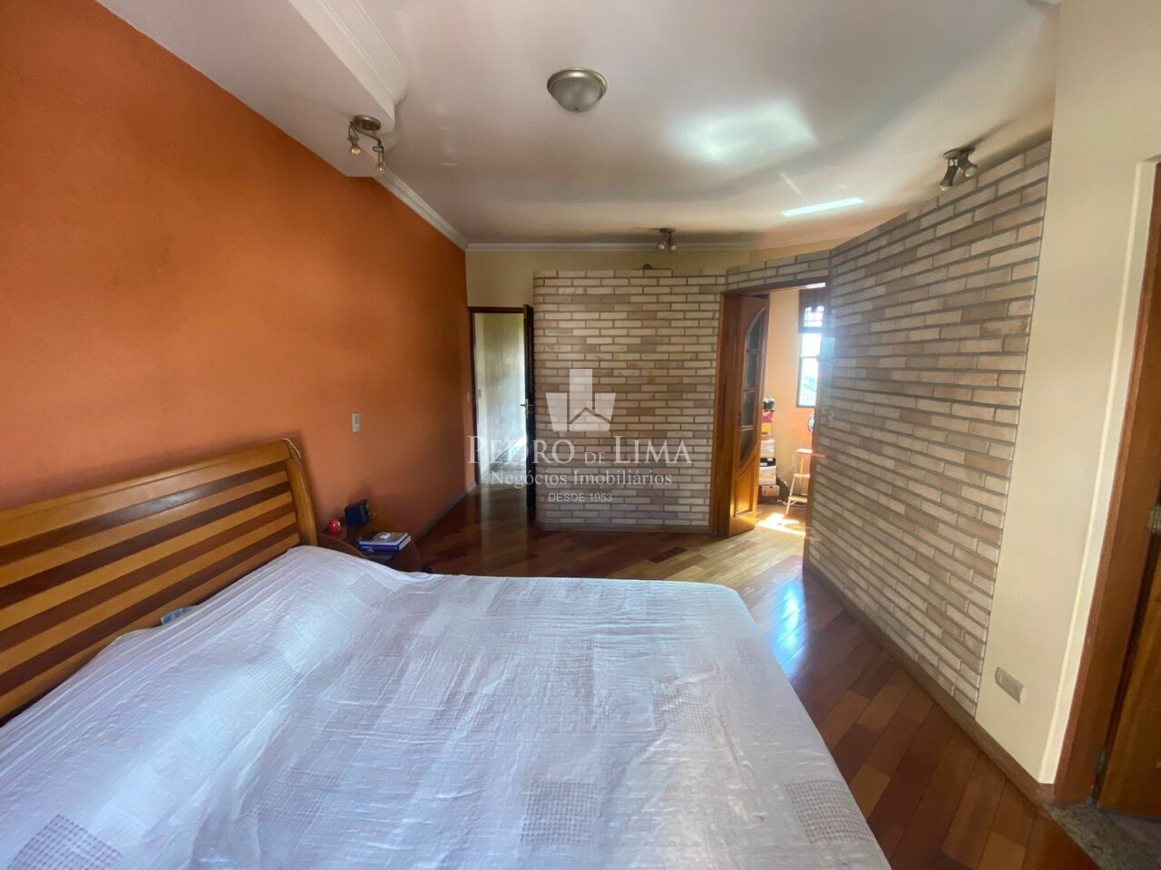 Casa 3 quartos sendo 1 suíte e 8 vagas na Vila Carneiro