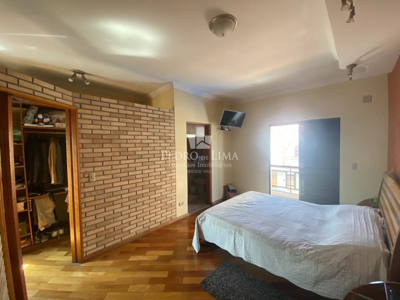 Casa 3 quartos sendo 1 suíte e 8 vagas na Vila Carneiro