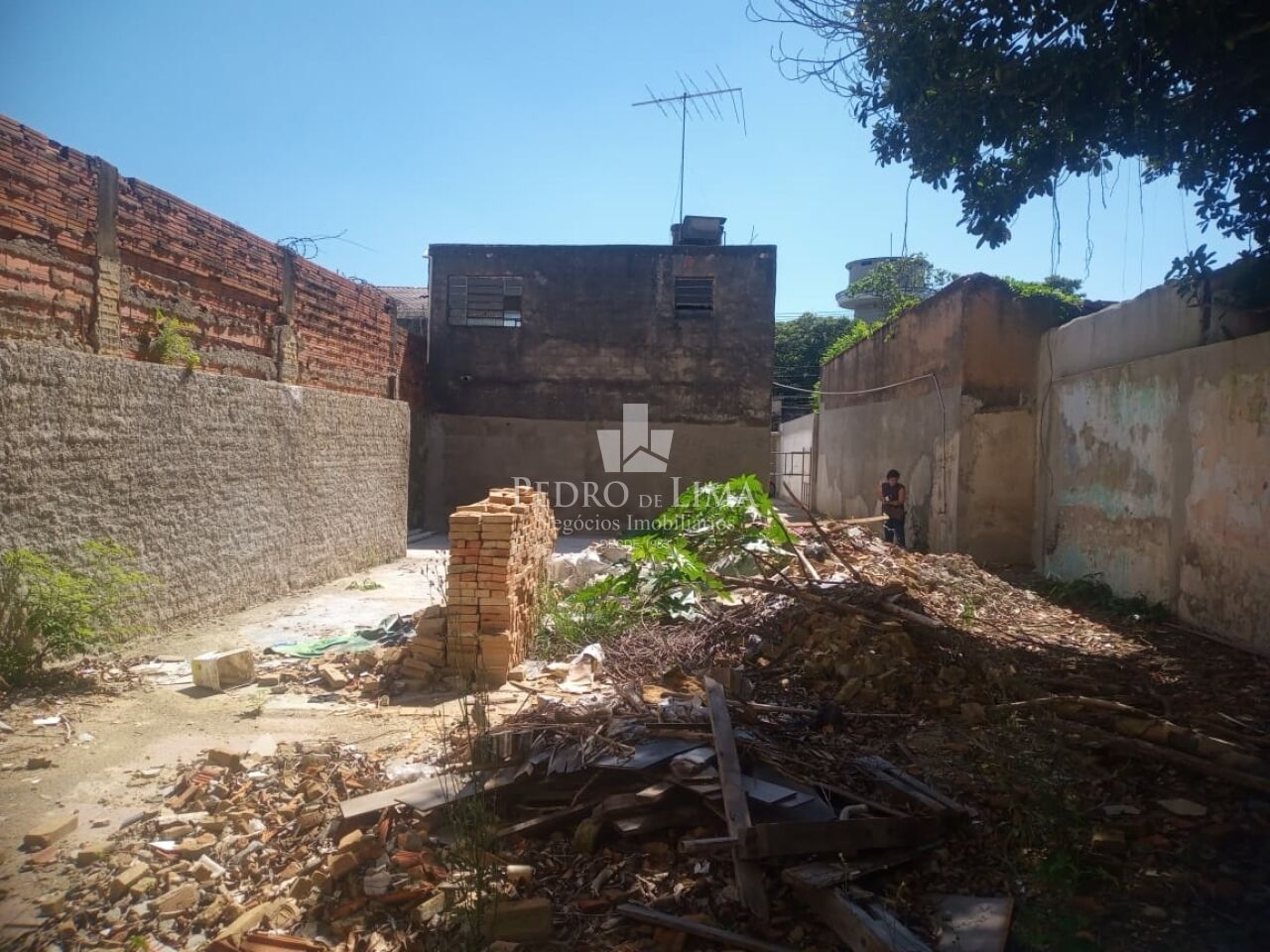 Terreno de aprox. 300m² no Jd. Aricanduva