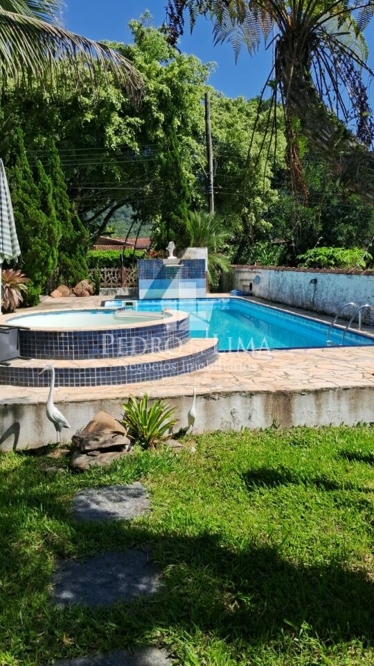 Casa em Ubatuba 4 quartos 3 banheiros. Piscina.
