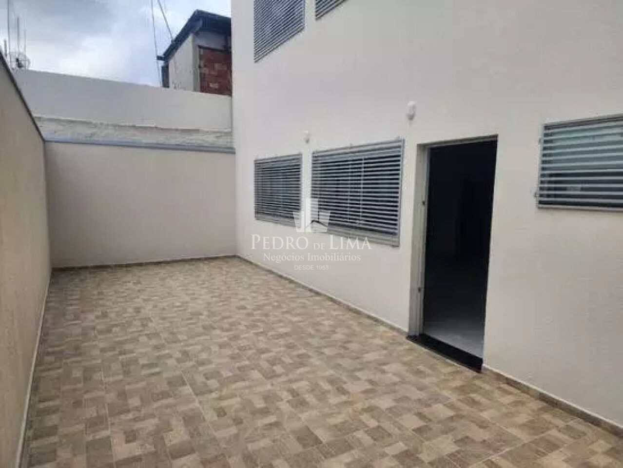 Galpão industrial com 260m², 4 banheiros, pé direito de 6 metros, entrada trifásica