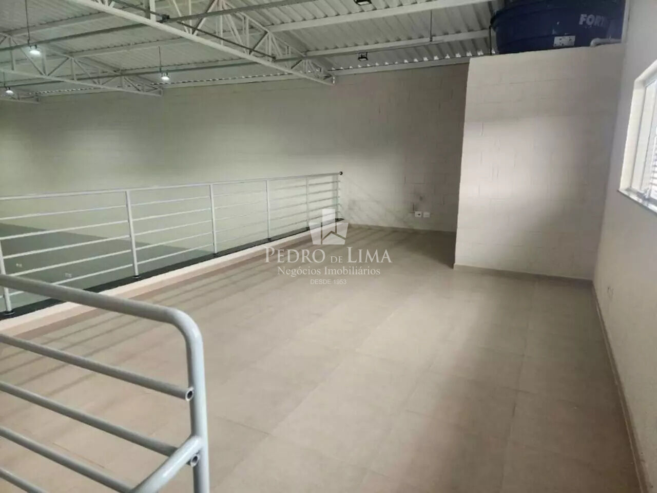 Galpão industrial com 260m², 4 banheiros, pé direito de 6 metros, entrada trifásica