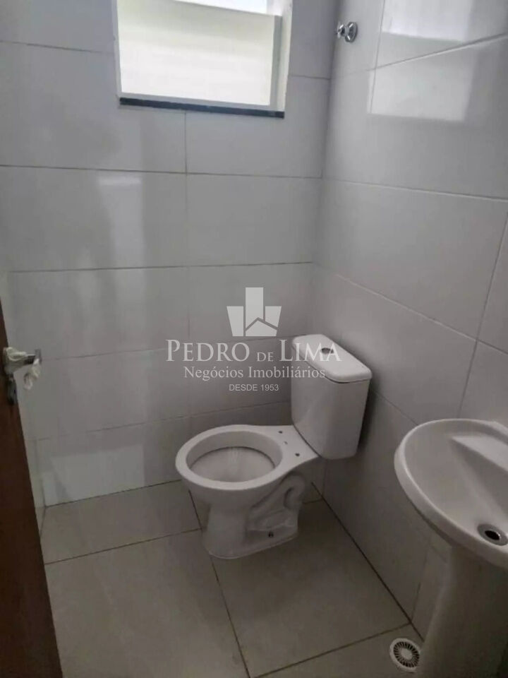 Galpão industrial com 260m², 4 banheiros, pé direito de 6 metros, entrada trifásica