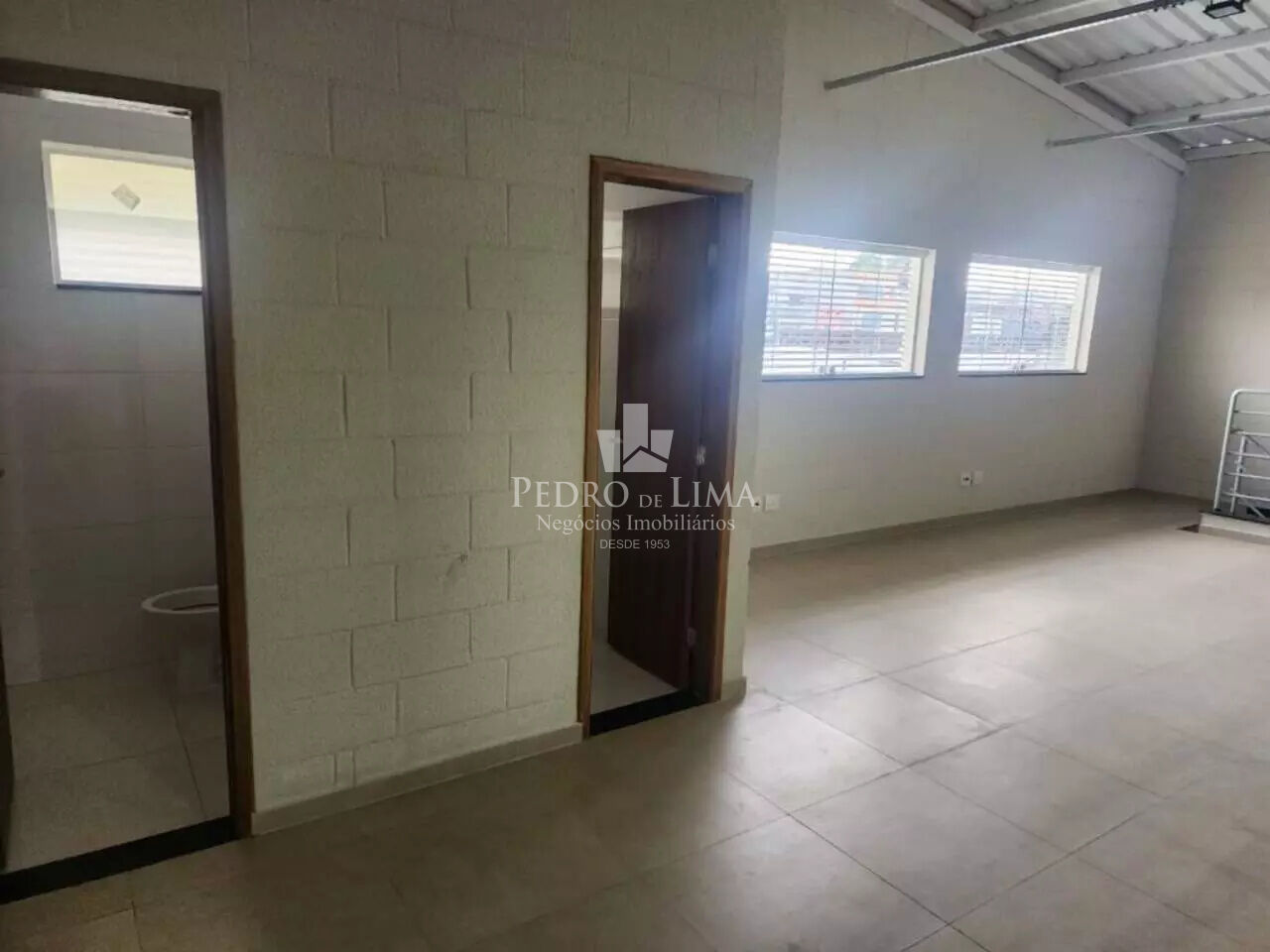 Galpão industrial com 260m², 4 banheiros, pé direito de 6 metros, entrada trifásica
