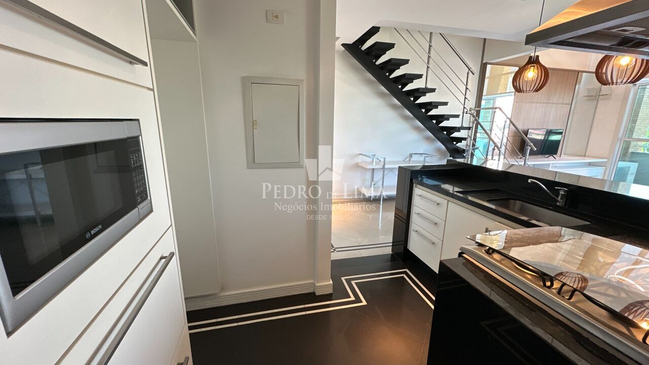 Duplex com 1 quarto, suíte, 2 vagas, Anália Franco. Condomínio Pozelli Loft Plus.