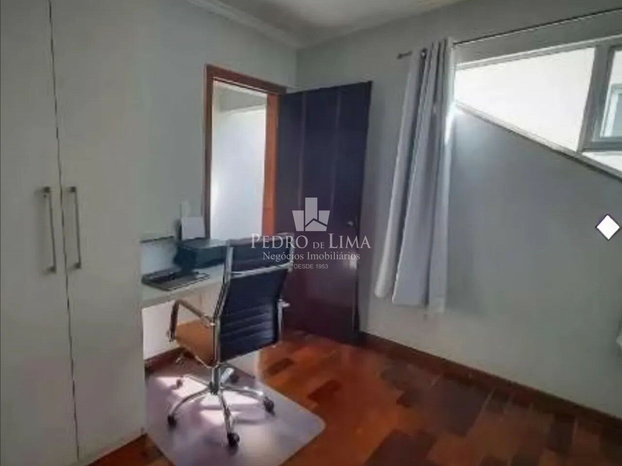 Sobrado com Espaço Gourmet 3 quartos sendo 1 suite, 2 vagas de garagem Agua Rasa