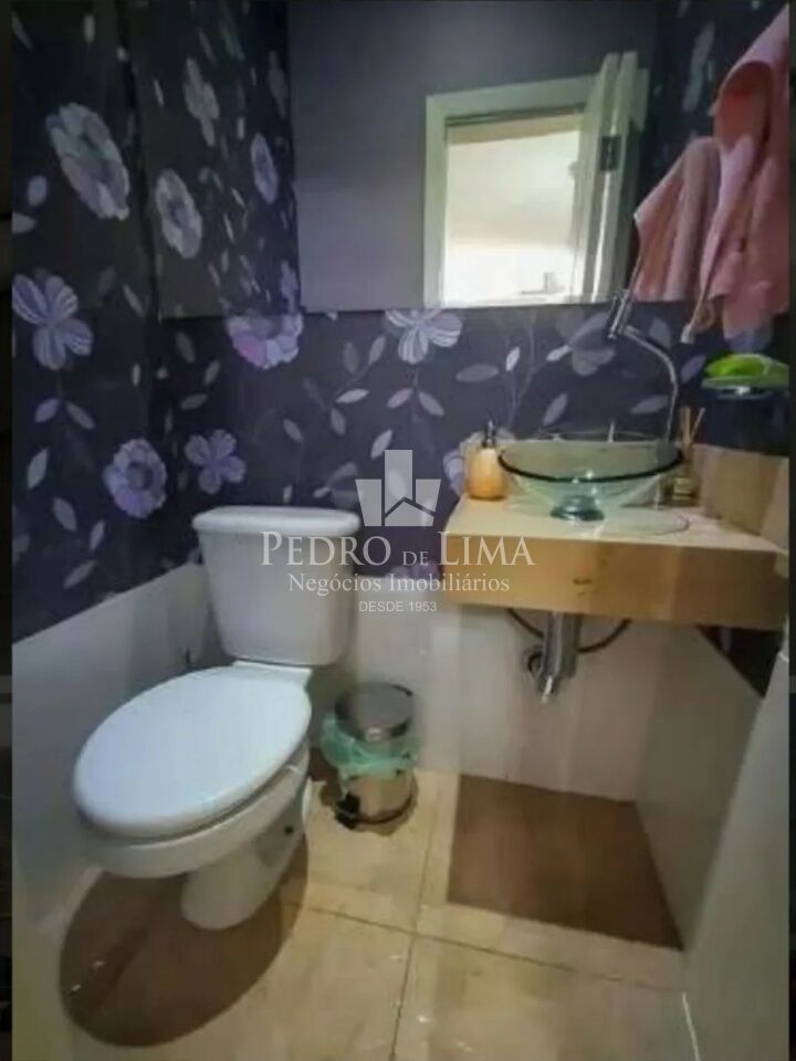 Sobrado com Espaço Gourmet 3 quartos sendo 1 suite, 2 vagas de garagem Agua Rasa