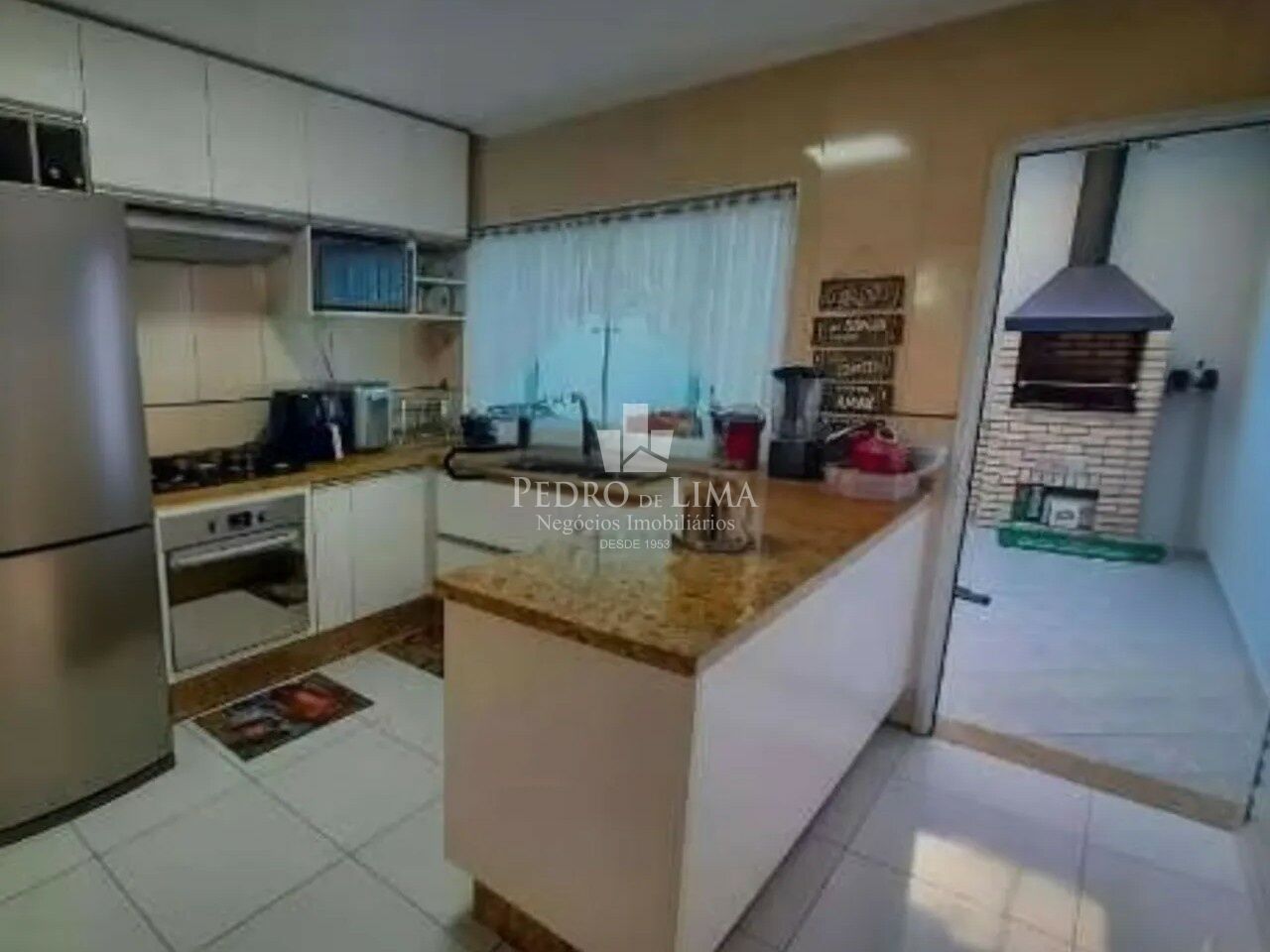 Sobrado com Espaço Gourmet 3 quartos sendo 1 suite, 2 vagas de garagem Agua Rasa