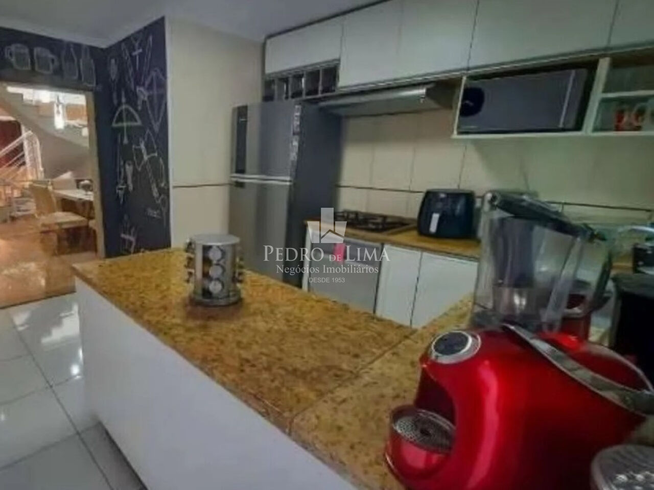 Sobrado com Espaço Gourmet 3 quartos sendo 1 suite, 2 vagas de garagem Agua Rasa