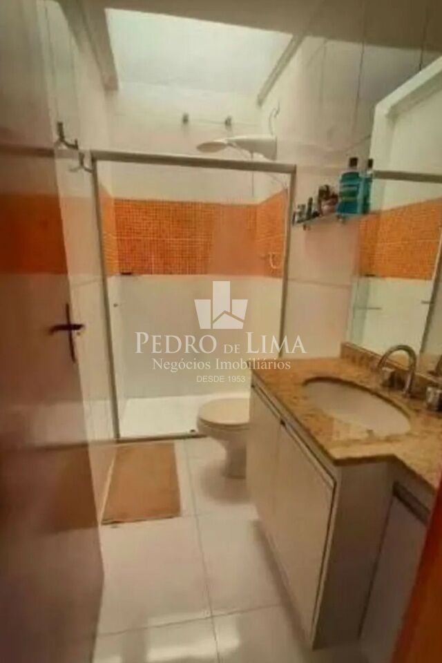 Sobrado com Espaço Gourmet 3 quartos sendo 1 suite, 2 vagas de garagem Agua Rasa