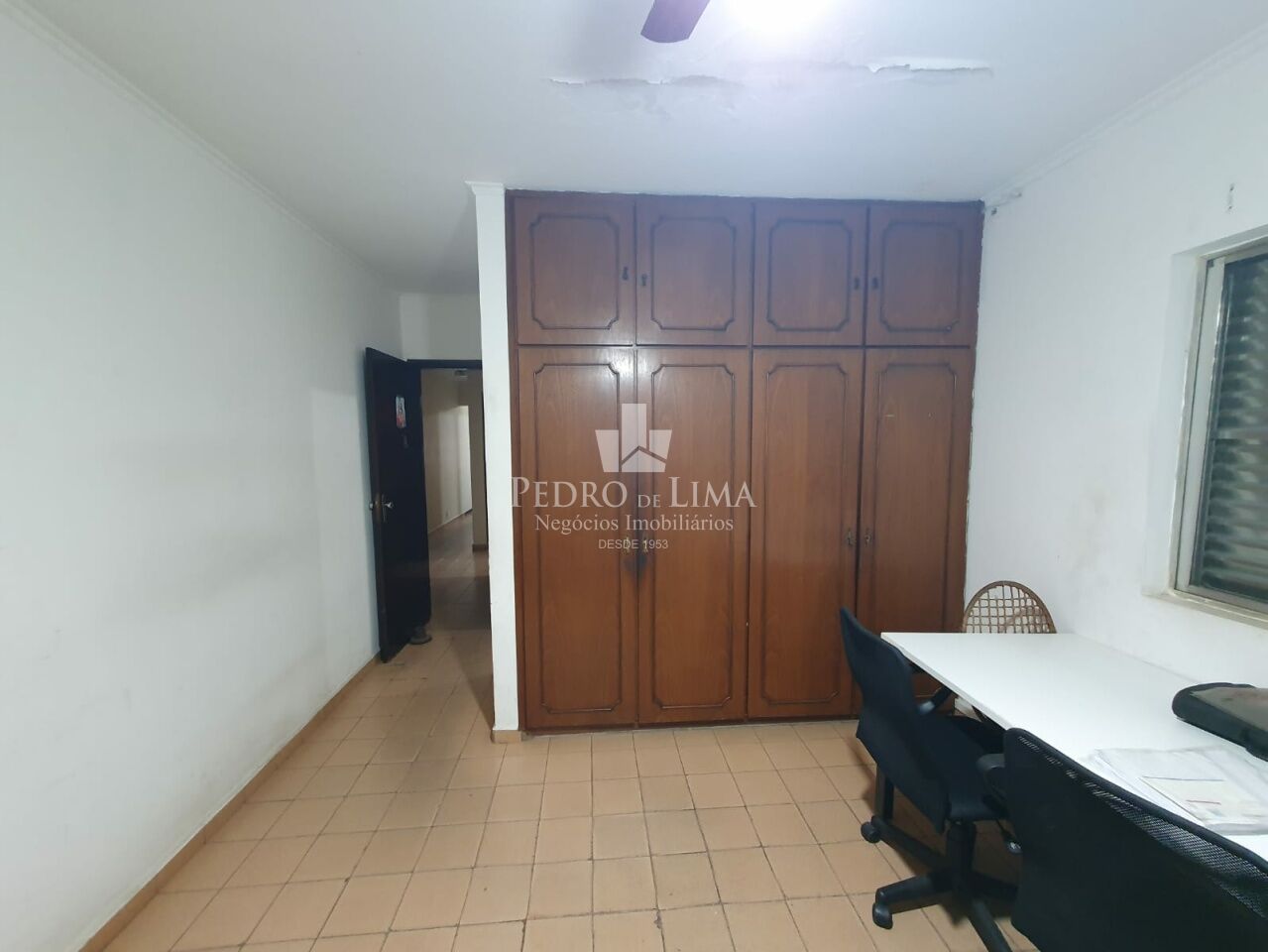 Casa terrea com 165m2 com 4 quartos, duas salas, 3 banheiros. Terreno com 347m2 
