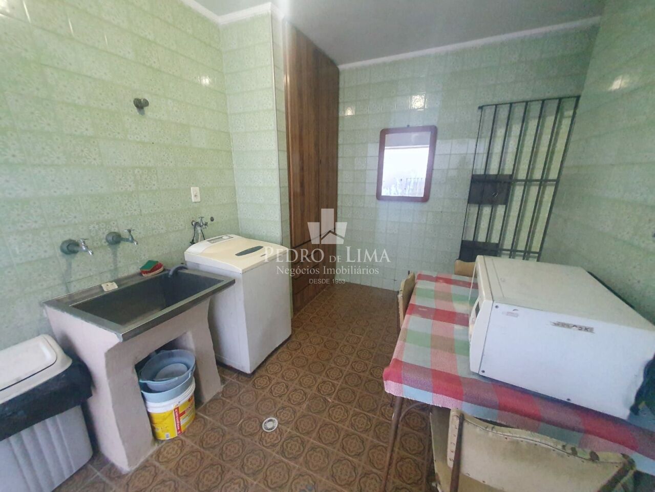 Casa terrea com 165m2 com 4 quartos, duas salas, 3 banheiros. Terreno com 347m2 