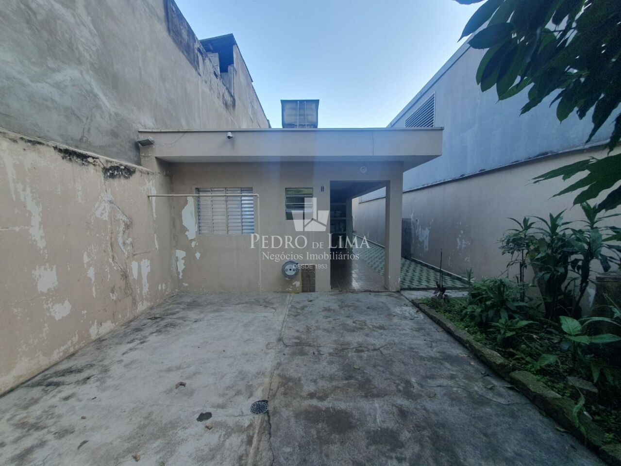 Casa terrea com 165m2 com 4 quartos, duas salas, 3 banheiros. Terreno com 347m2 