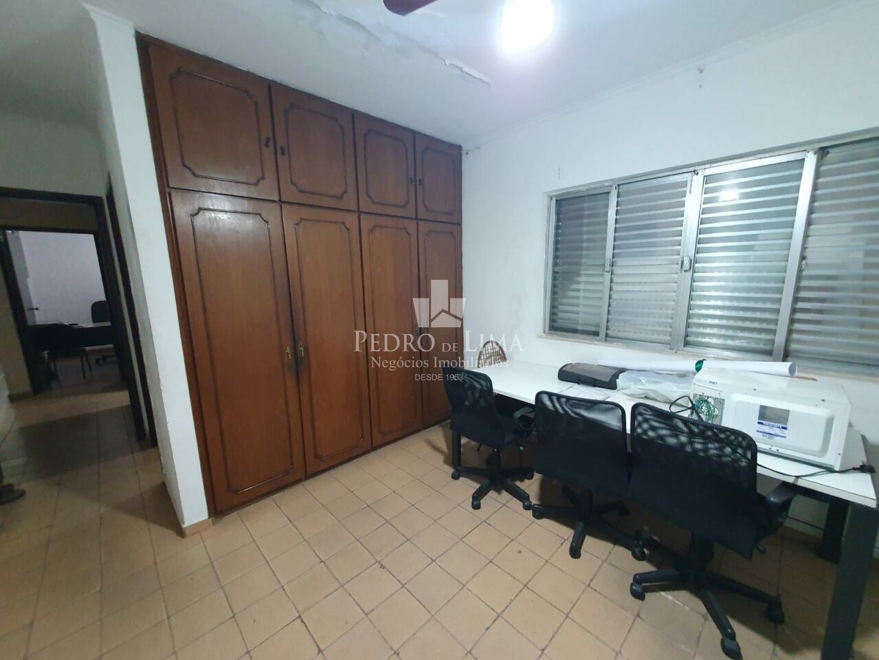 Casa terrea com 165m2 com 4 quartos, duas salas, 3 banheiros. Terreno com 347m2 