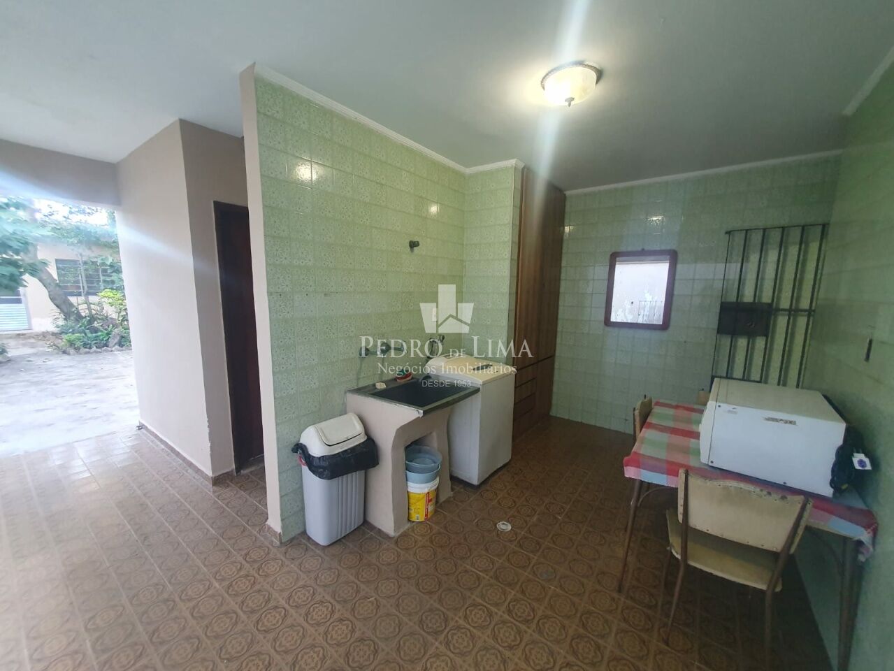 Casa terrea com 165m2 com 4 quartos, duas salas, 3 banheiros. Terreno com 347m2 