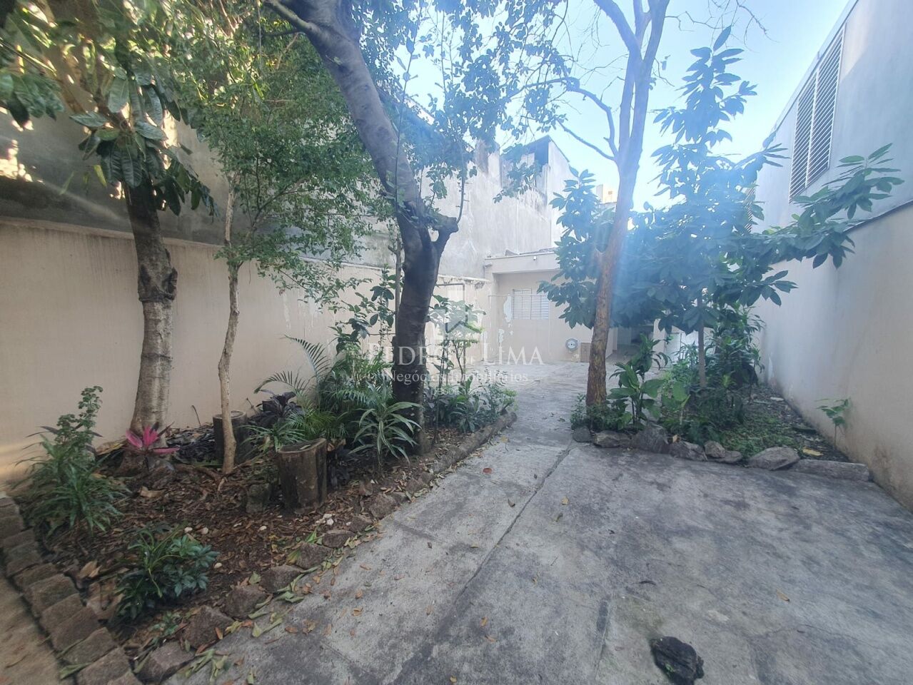 Casa terrea com 165m2 com 4 quartos, duas salas, 3 banheiros. Terreno com 347m2 