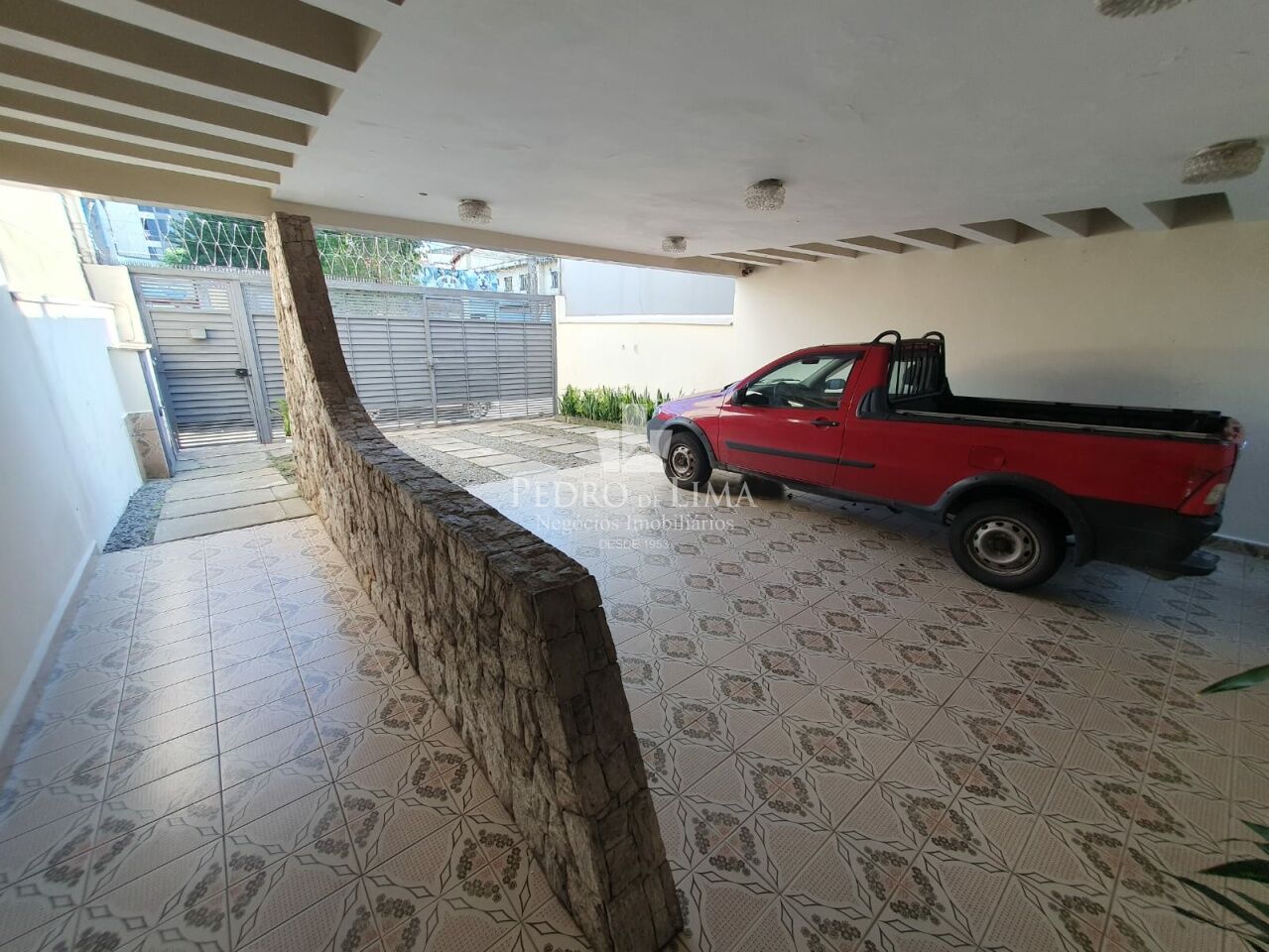 Casa terrea com 165m2 com 4 quartos, duas salas, 3 banheiros. Terreno com 347m2 