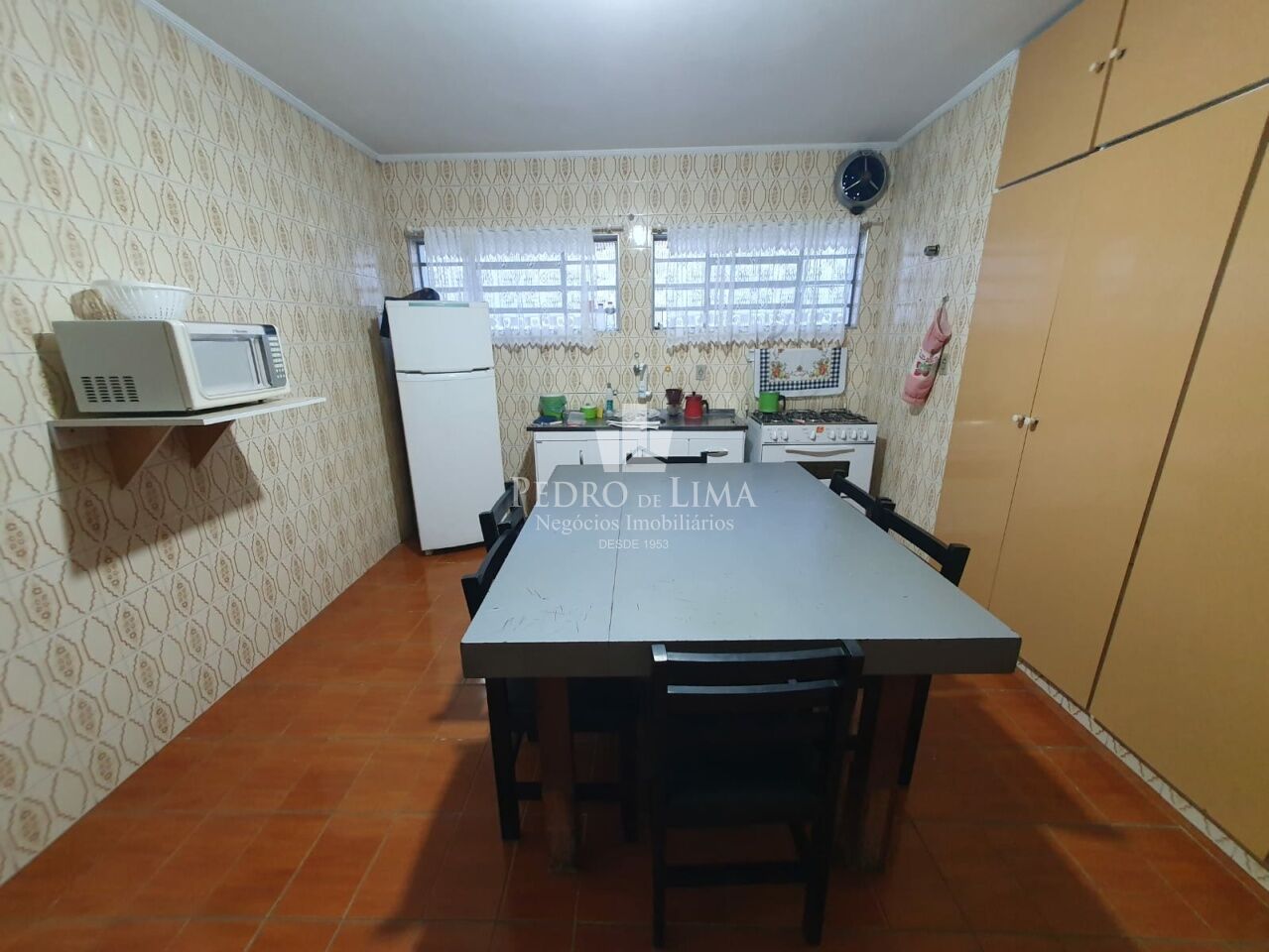 Casa terrea com 165m2 com 4 quartos, duas salas, 3 banheiros. Terreno com 347m2 