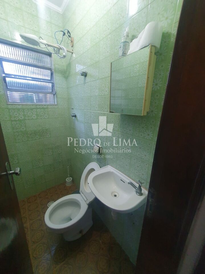 Casa terrea com 165m2 com 4 quartos, duas salas, 3 banheiros. Terreno com 347m2 