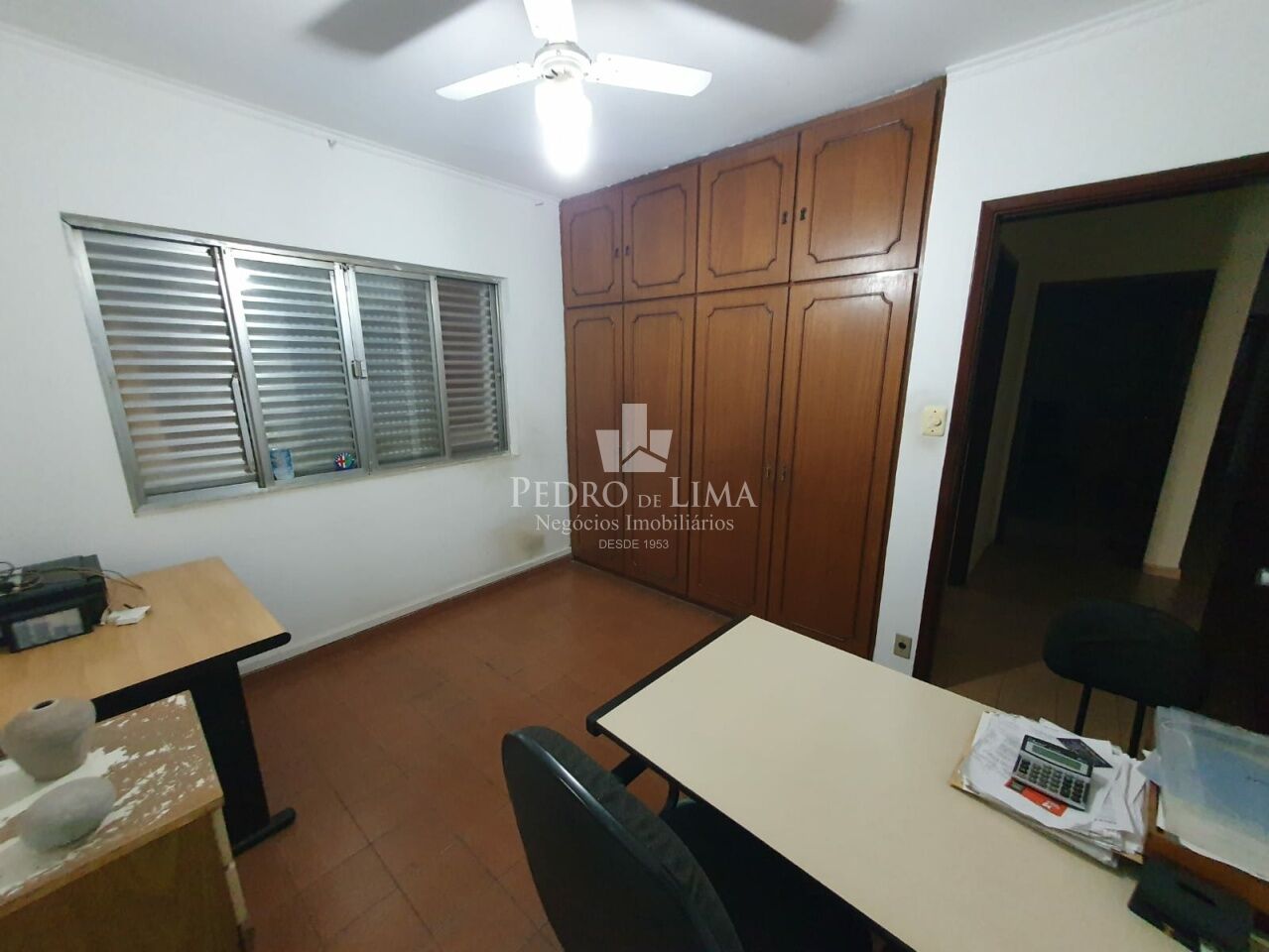 Casa terrea com 165m2 com 4 quartos, duas salas, 3 banheiros. Terreno com 347m2 