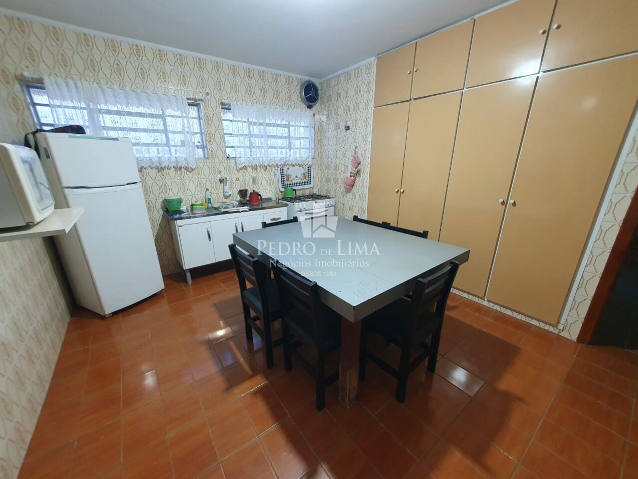 Casa terrea com 165m2 com 4 quartos, duas salas, 3 banheiros. Terreno com 347m2 