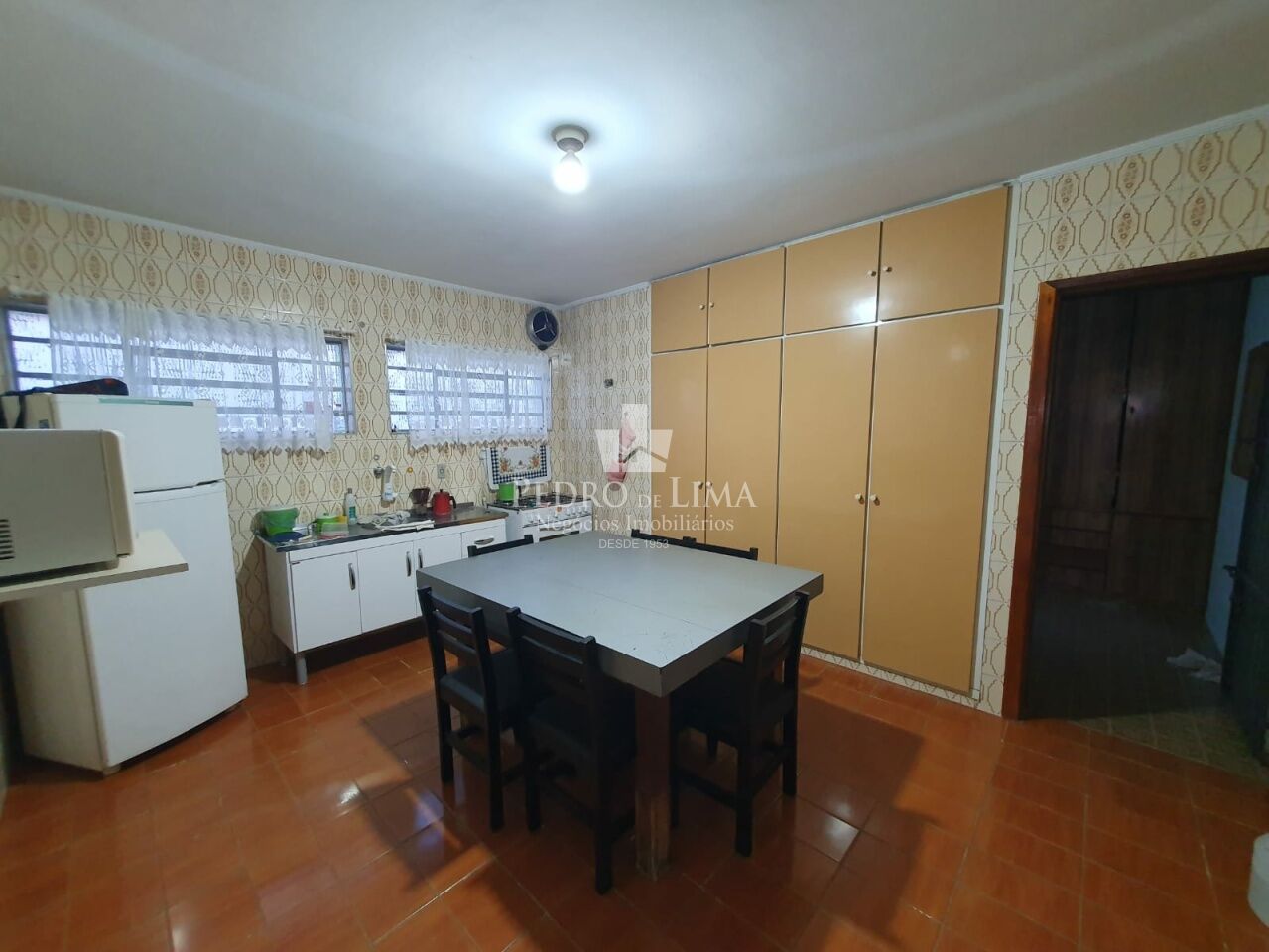 Casa terrea com 165m2 com 4 quartos, duas salas, 3 banheiros. Terreno com 347m2 