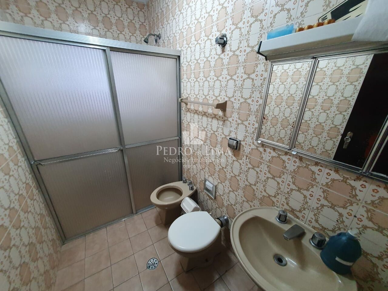 Casa terrea com 165m2 com 4 quartos, duas salas, 3 banheiros. Terreno com 347m2 