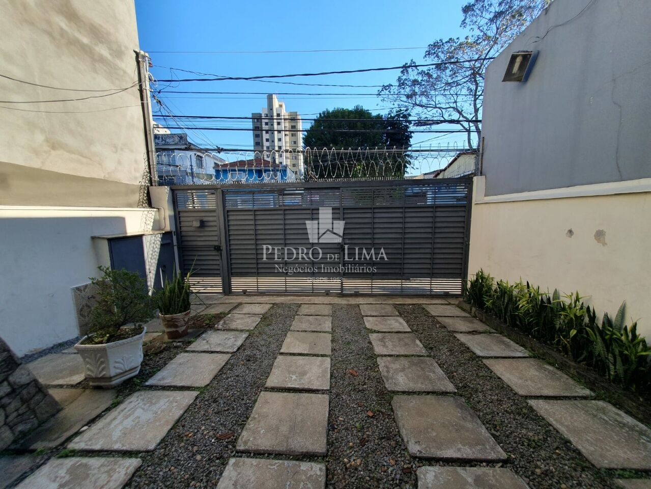 Casa terrea com 165m2 com 4 quartos, duas salas, 3 banheiros. Terreno com 347m2 