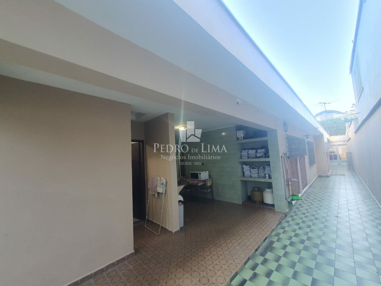 Casa terrea com 165m2 com 4 quartos, duas salas, 3 banheiros. Terreno com 347m2 