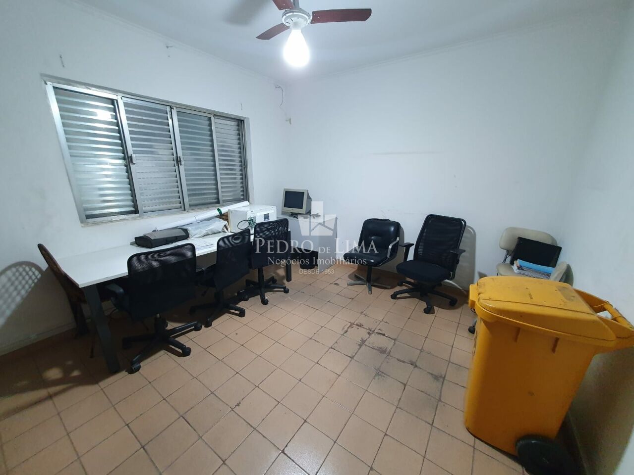 Casa terrea com 165m2 com 4 quartos, duas salas, 3 banheiros. Terreno com 347m2 