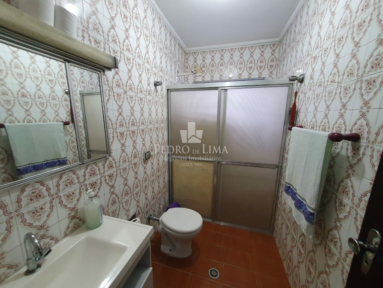 Casa terrea com 165m2 com 4 quartos, duas salas, 3 banheiros. Terreno com 347m2 