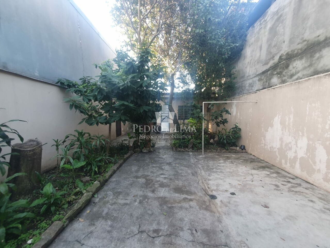 Casa terrea com 165m2 com 4 quartos, duas salas, 3 banheiros. Terreno com 347m2 