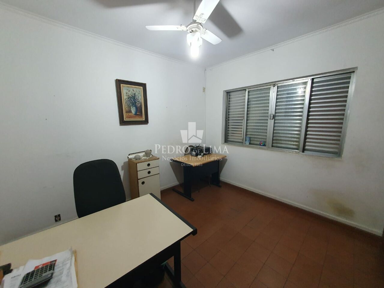 Casa terrea com 165m2 com 4 quartos, duas salas, 3 banheiros. Terreno com 347m2 