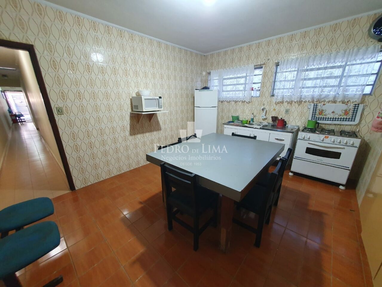 Casa terrea com 165m2 com 4 quartos, duas salas, 3 banheiros. Terreno com 347m2 
