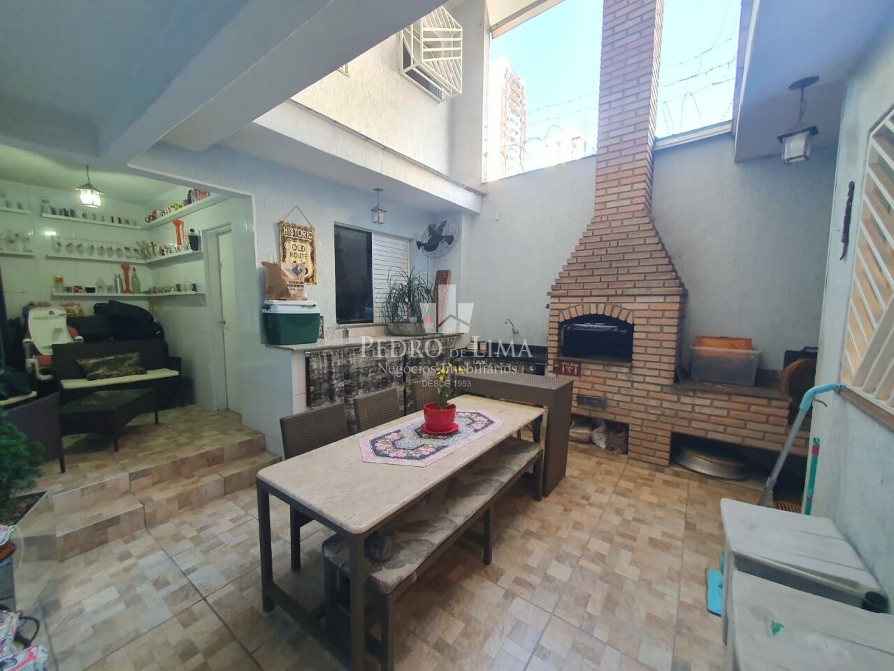 Casa de Vila no Tatuapé com 140m², 3 suítes, área com churrasqueira e forno de pizza.