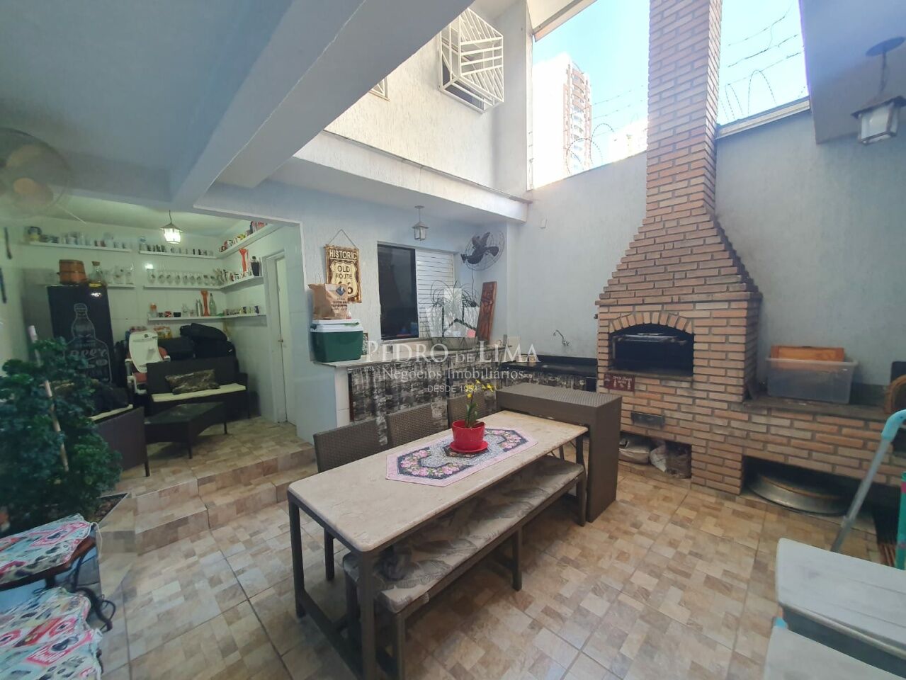 Casa de Vila no Tatuapé com 140m², 3 suítes, área com churrasqueira e forno de pizza.