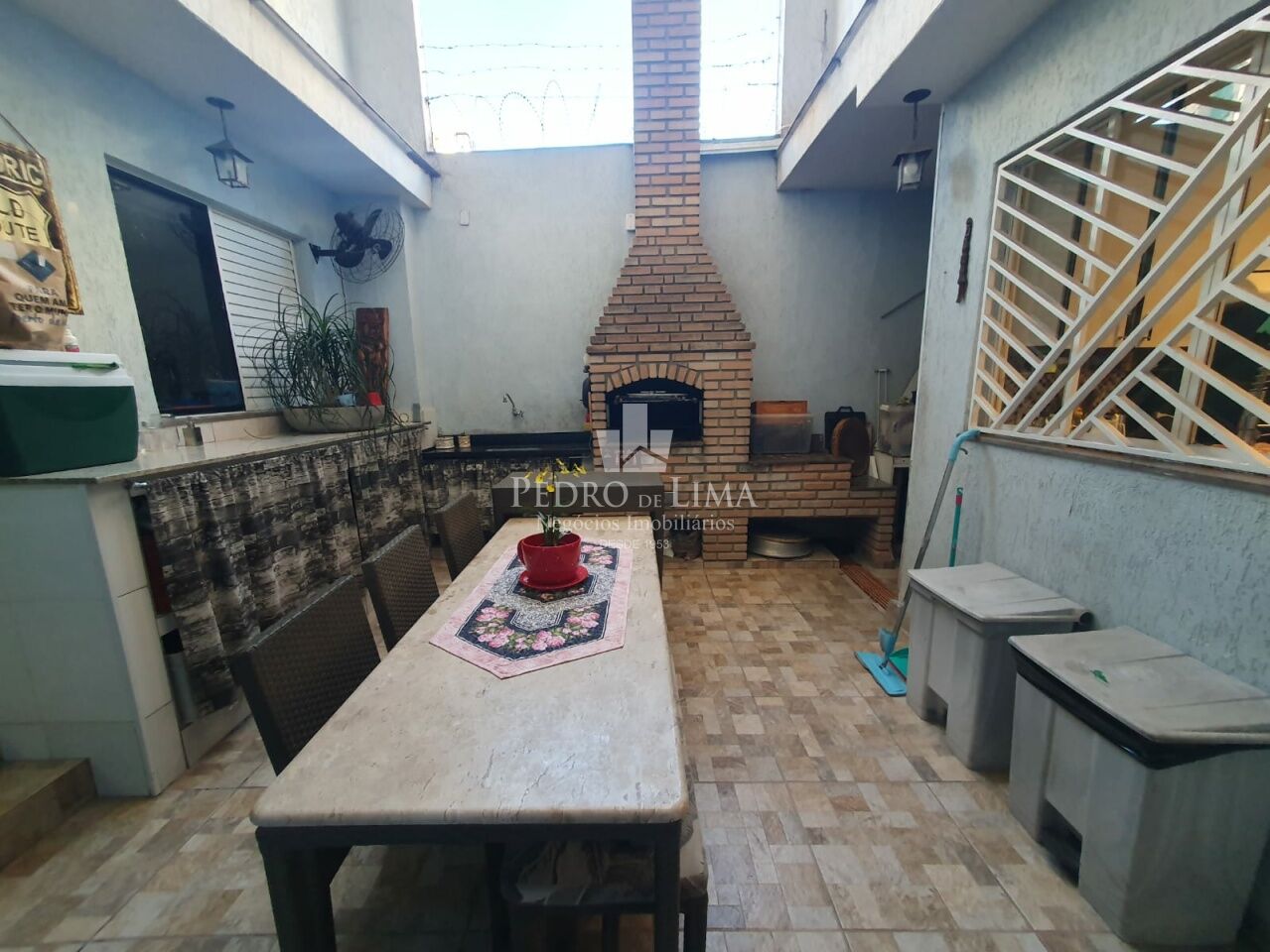 Casa de Vila no Tatuapé com 140m², 3 suítes, área com churrasqueira e forno de pizza.