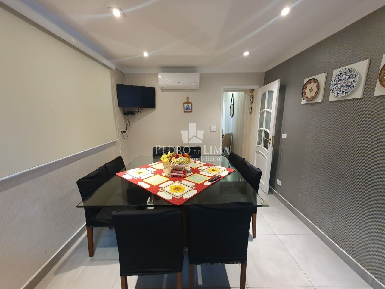 Casa de Vila no Tatuapé com 140m², 3 suítes, área com churrasqueira e forno de pizza.