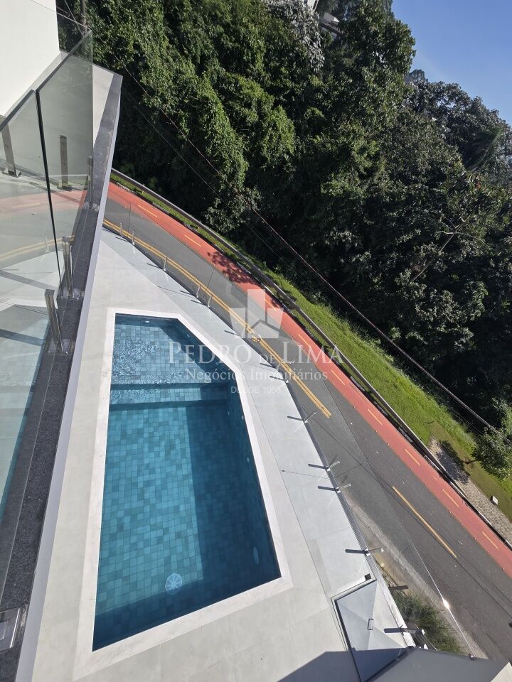 Sobrado 4 suítes, 6 vagas e piscina no Condomínio Real Park em Arujá