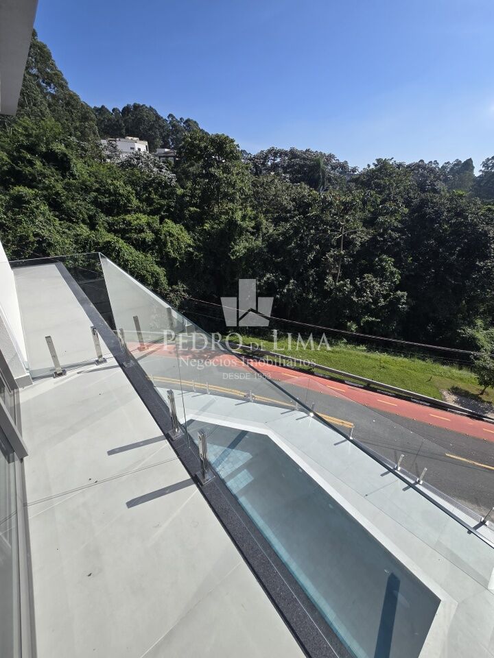 Sobrado 4 suítes, 6 vagas e piscina no Condomínio Real Park em Arujá