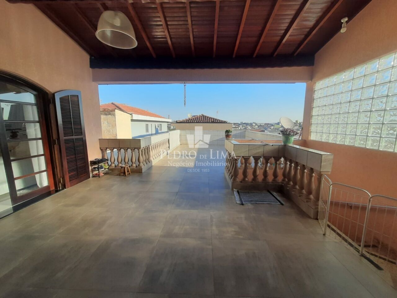 Casa de 4 quartos, 1 suíte, 8 vagas, Salão comercial em Vila Ema