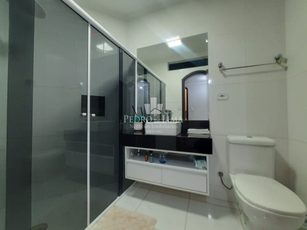 Casa de 4 quartos, 1 suíte, 8 vagas, Salão comercial em Vila Ema
