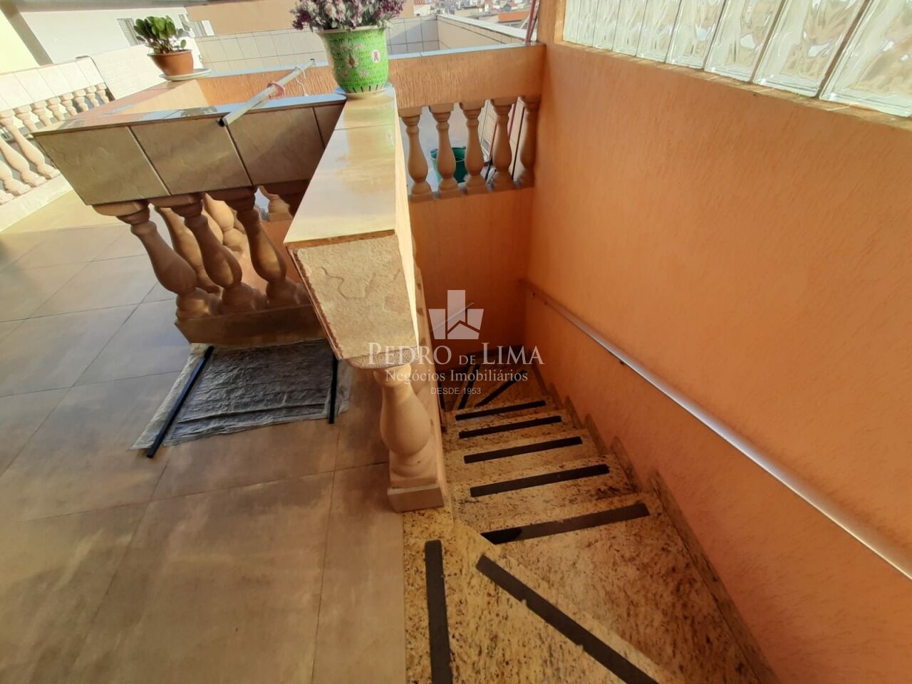 Casa de 4 quartos, 1 suíte, 8 vagas, Salão comercial em Vila Ema