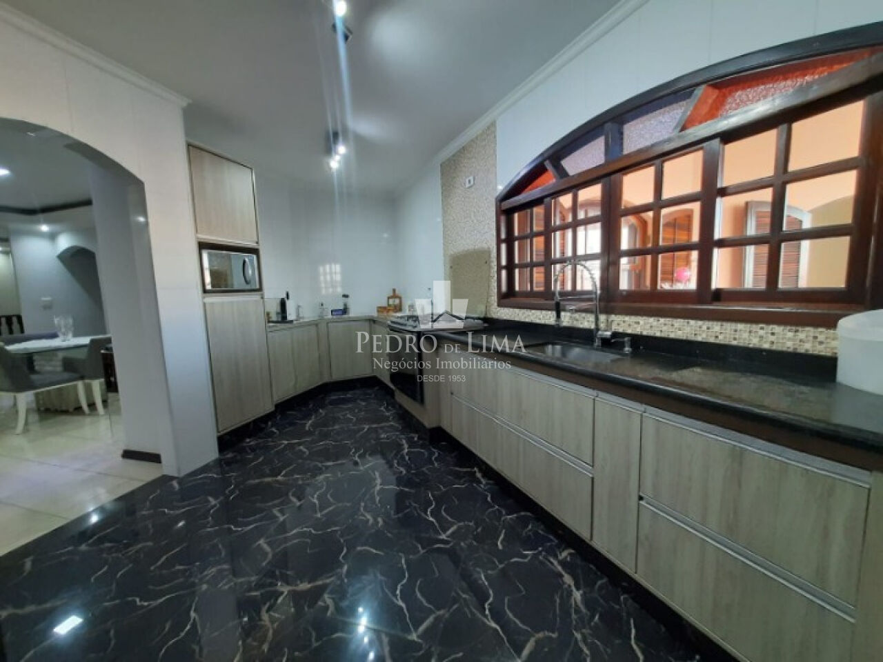 Casa de 4 quartos, 1 suíte, 8 vagas, Salão comercial em Vila Ema