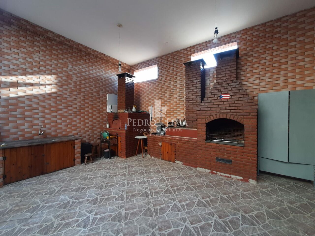 Casa de 4 quartos, 1 suíte, 8 vagas, Salão comercial em Vila Ema