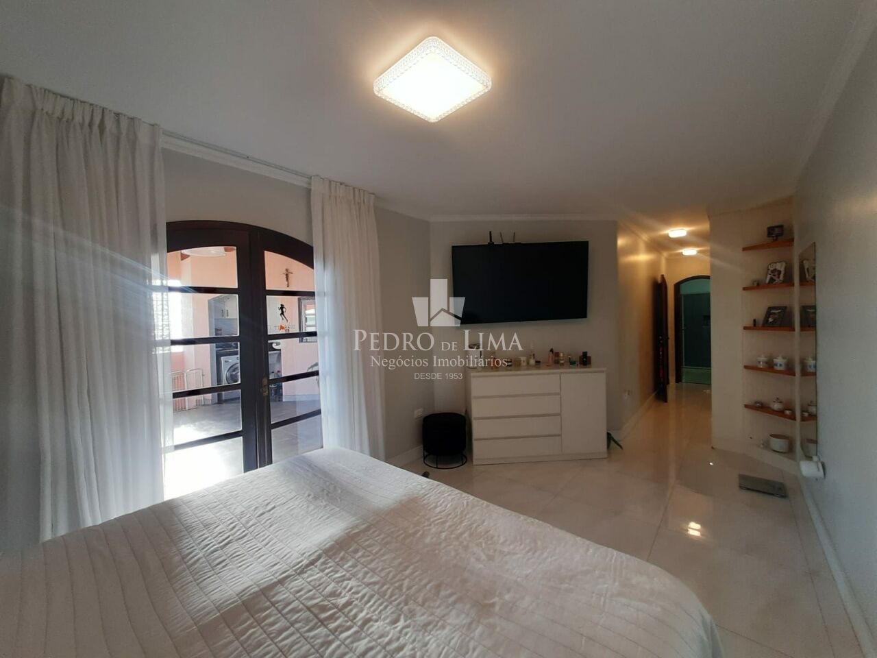 Casa de 4 quartos, 1 suíte, 8 vagas, Salão comercial em Vila Ema
