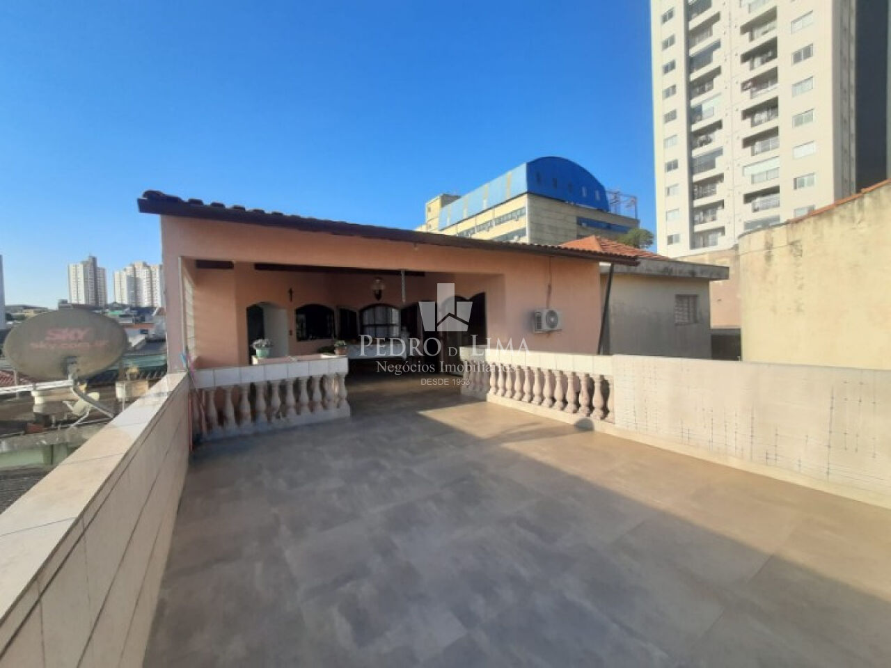 Casa de 4 quartos, 1 suíte, 8 vagas, Salão comercial em Vila Ema