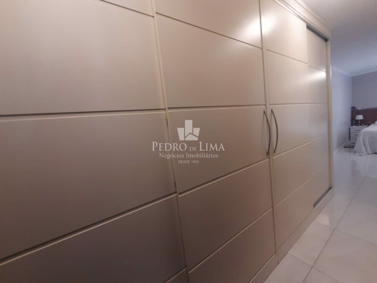 Casa de 4 quartos, 1 suíte, 8 vagas, Salão comercial em Vila Ema