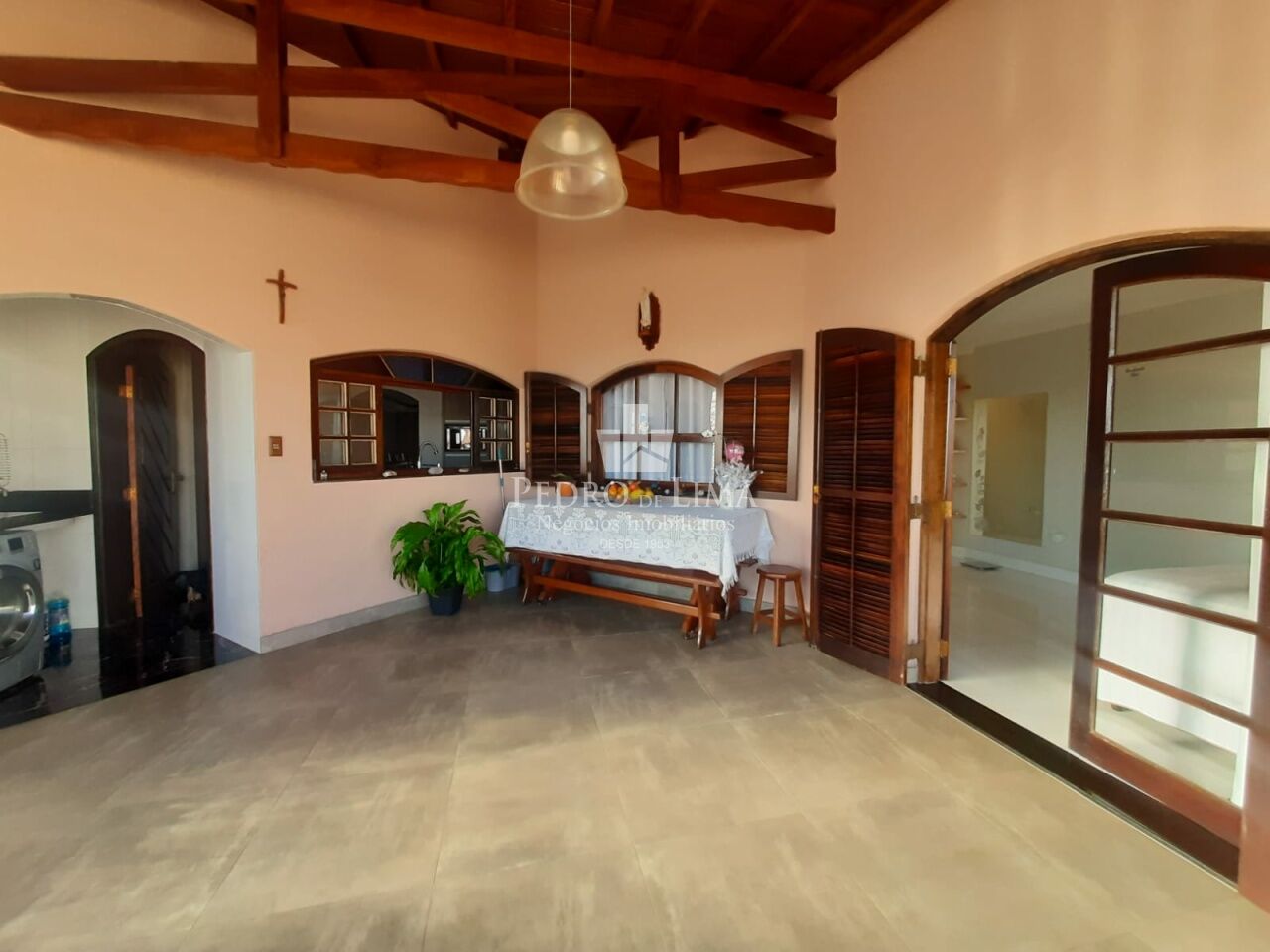 Casa de 4 quartos, 1 suíte, 8 vagas, Salão comercial em Vila Ema
