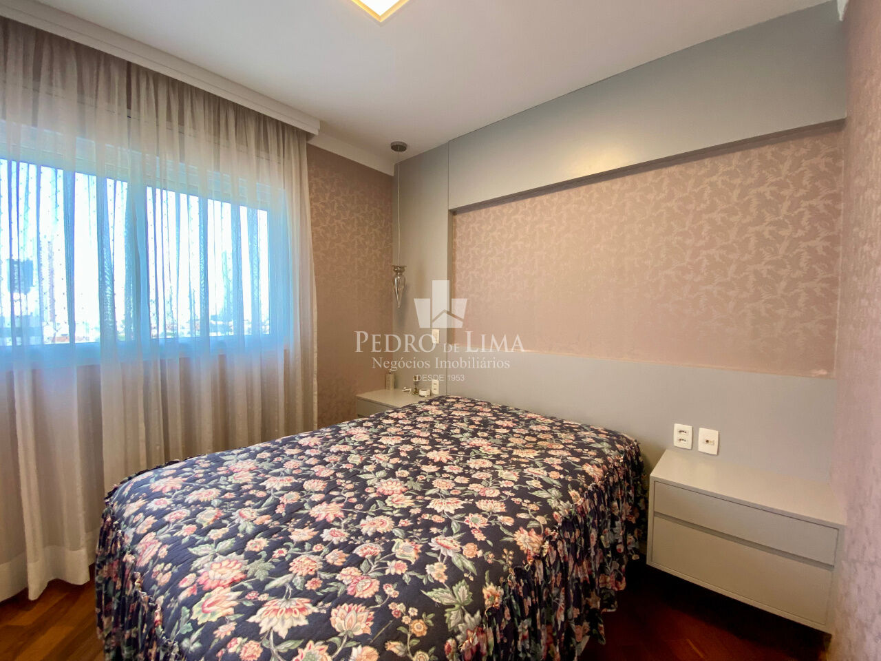 Apartamento 4 quartos  sendo 2 suítes e 4 vagas - Condomínio Maria Montessiori